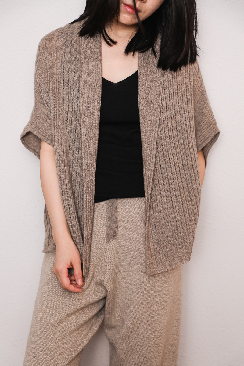 100鄂尔多斯市纯山羊绒抽条v领开衫金标认证acc635