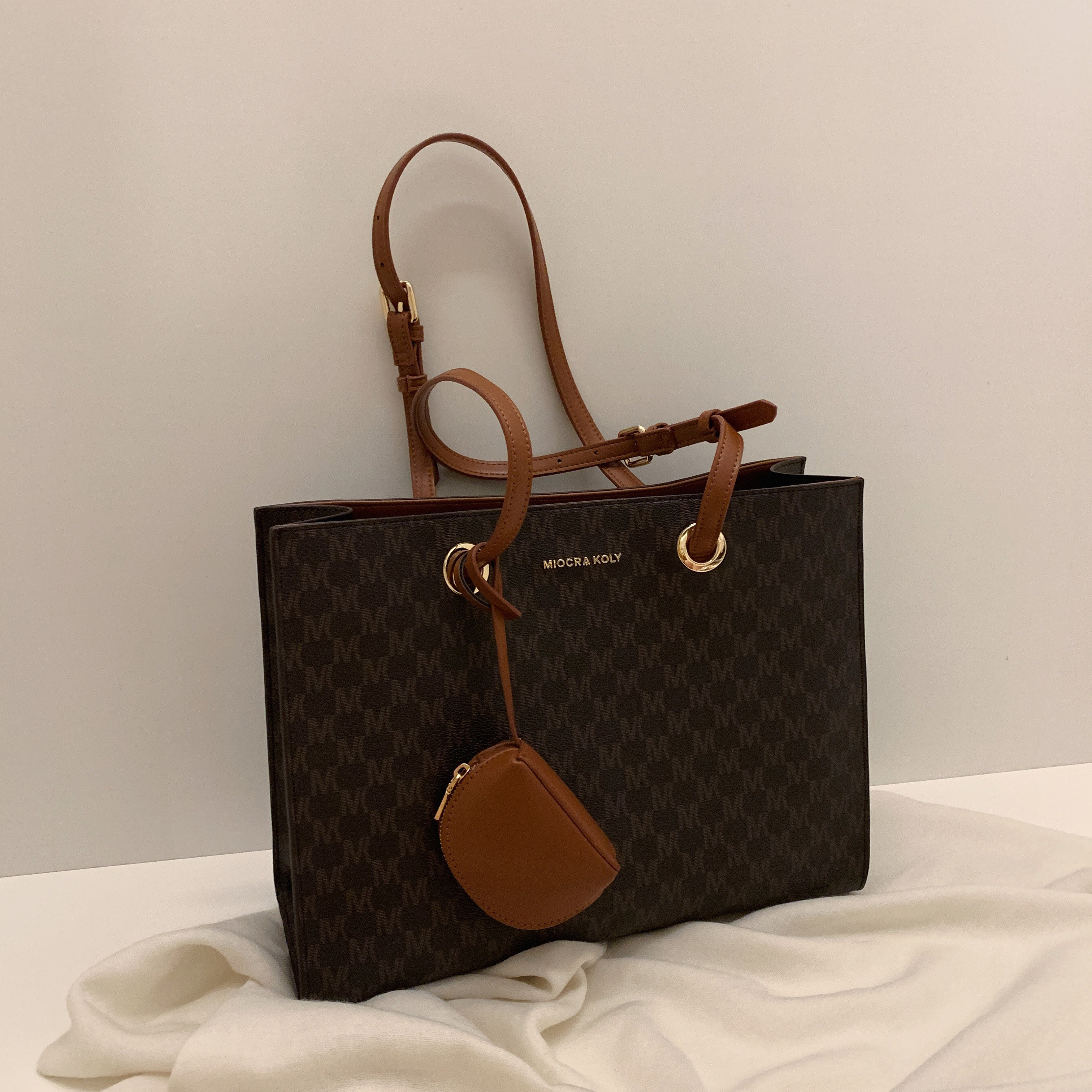 热销mk女包 单肩包 大包_法国miocra koly 小mk咖味托特大包2020新款