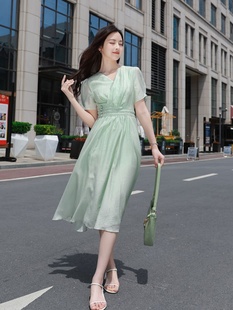 夏季新款绿色连衣裙V领气质法式复古洋气中国风收腰森系仙女裙子