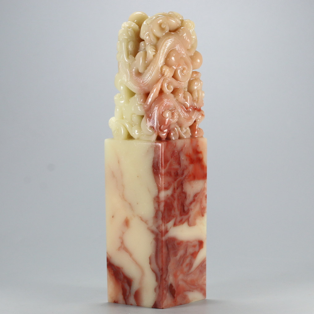 印石三宝之寿山芙蓉石《双螭夺珠》印章