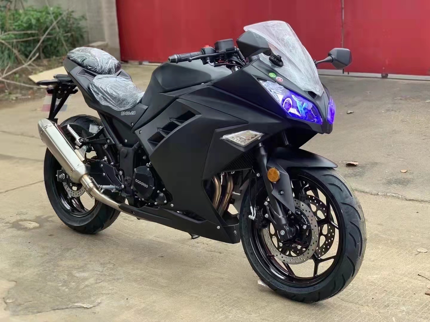 热销400cc跑车_国四川崎小忍者摩托车200cc可上牌双缸水冷400跑车地平