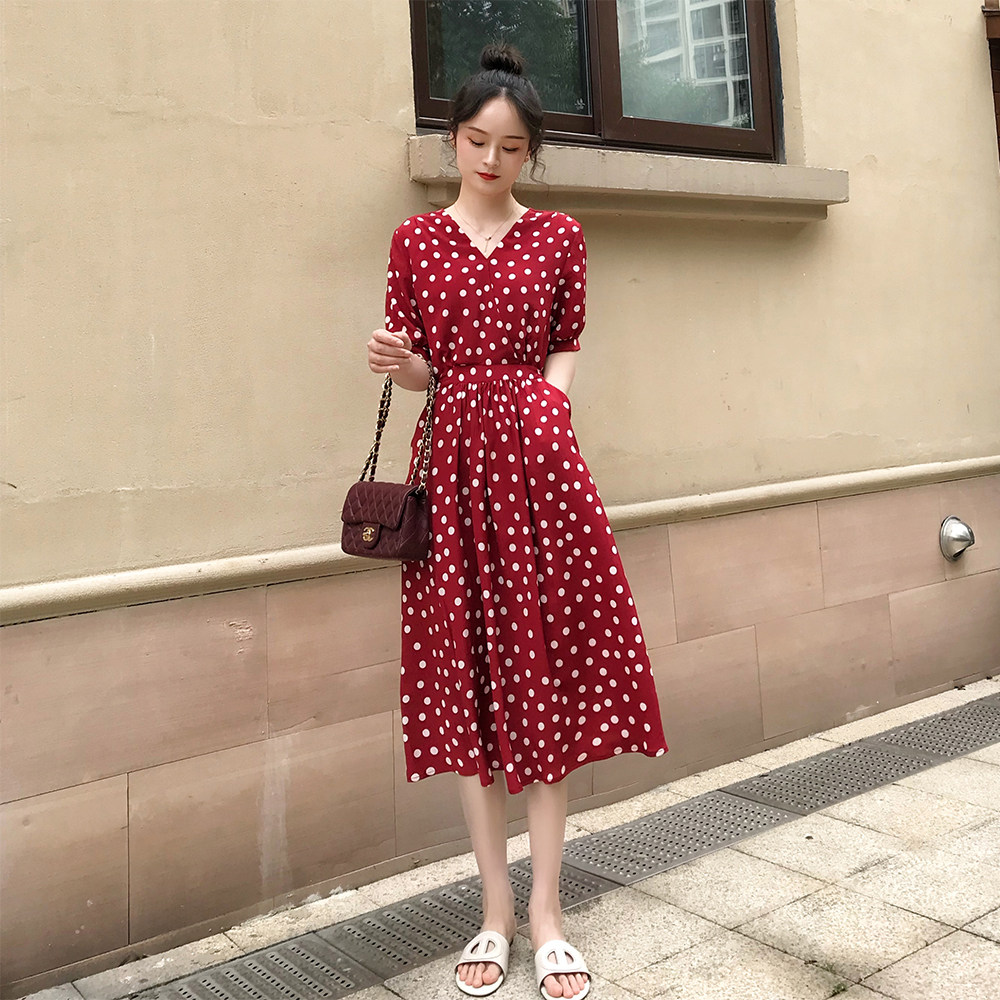 红色波点连衣裙v领