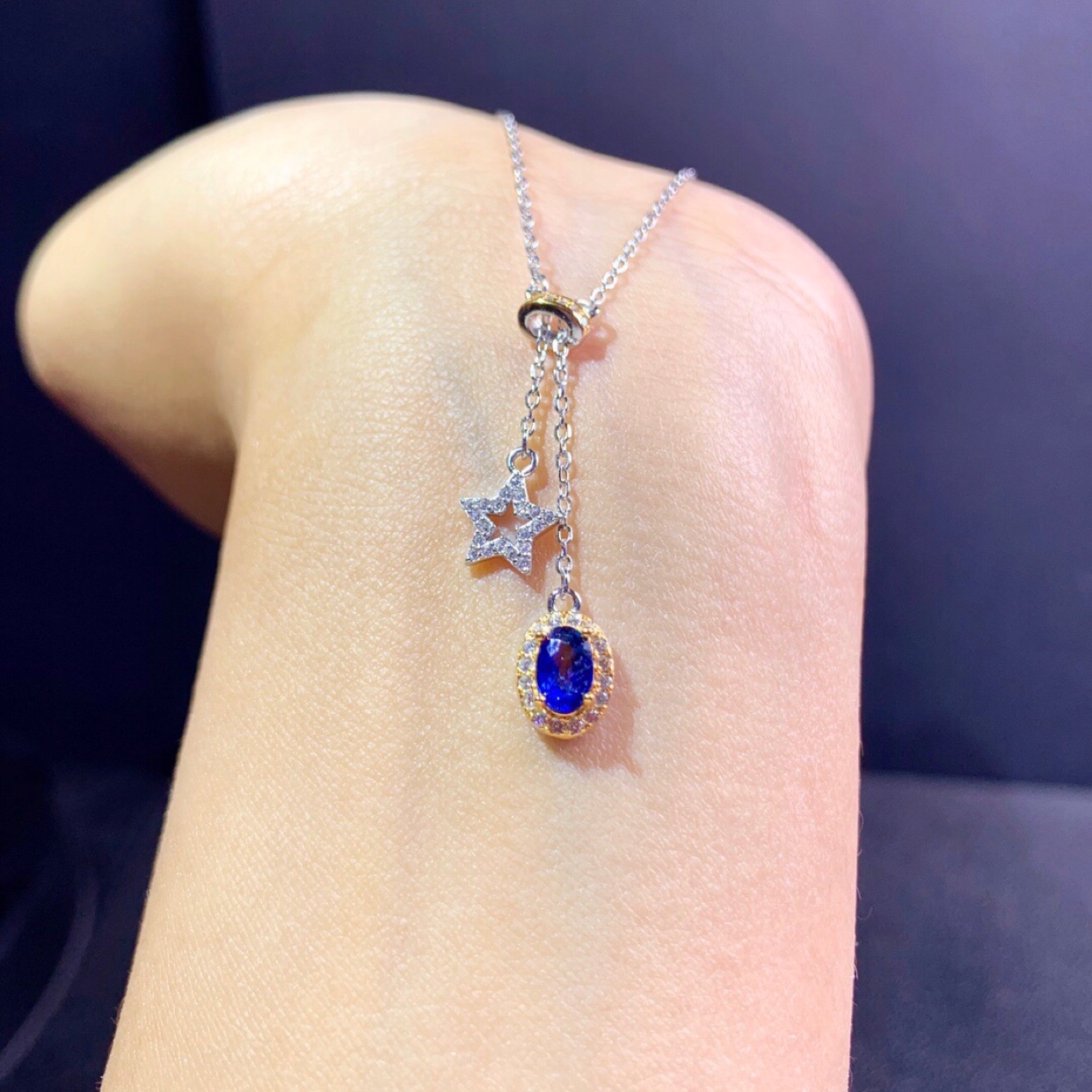 花心美饰的优惠券大全—s925银镶天然蓝宝石项链主石尺寸4*6mm轻奢