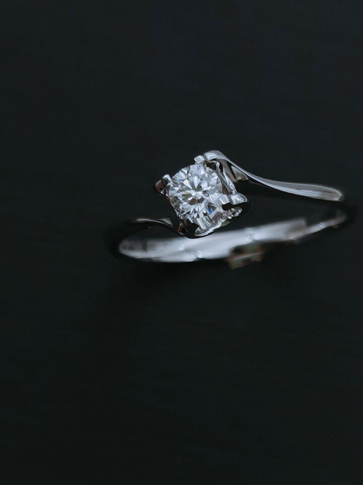 千百代珠宝白18k金钻石戒指女戒牛头款扭臂婚戒定制求婚裸钻定制