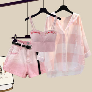 小个子多巴胺夏装搭配一整套时尚减龄粉色吊带衬衫牛仔短裤三件套