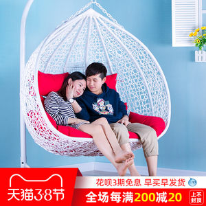 双人秋千椅室内成人情侣图片