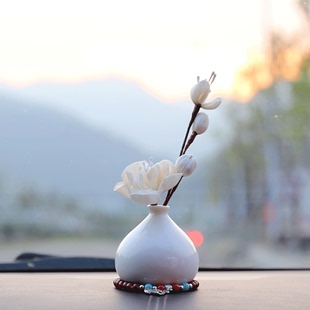 创意白瓷可爱小花瓶汽车摆件男女车内中控台简约香熏香水装饰车载