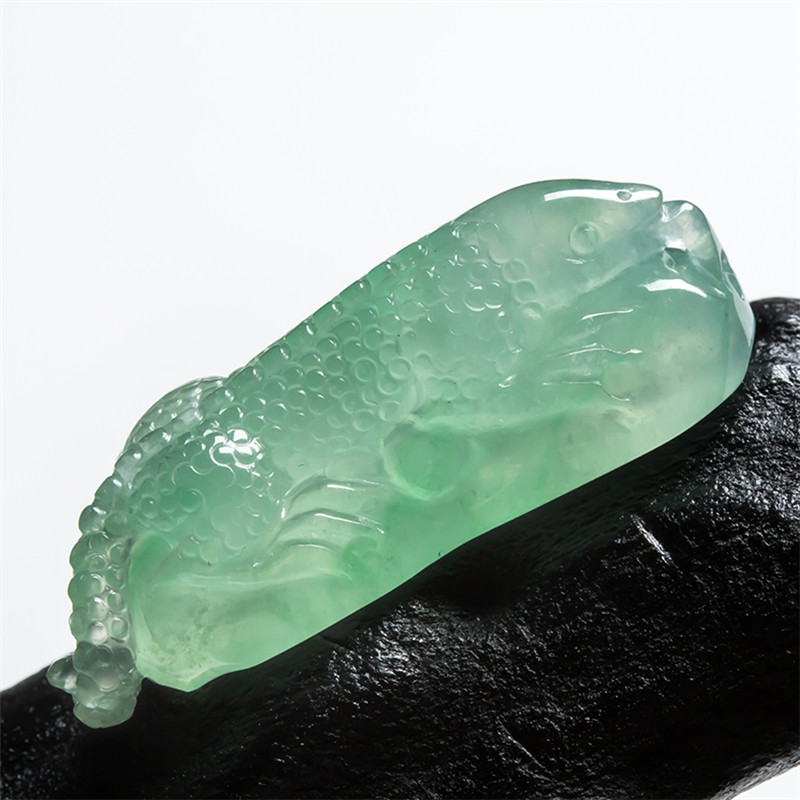 【今非昔比】a货翡翠冰种飘阳绿精雕蜥蜴吊坠9.99g
