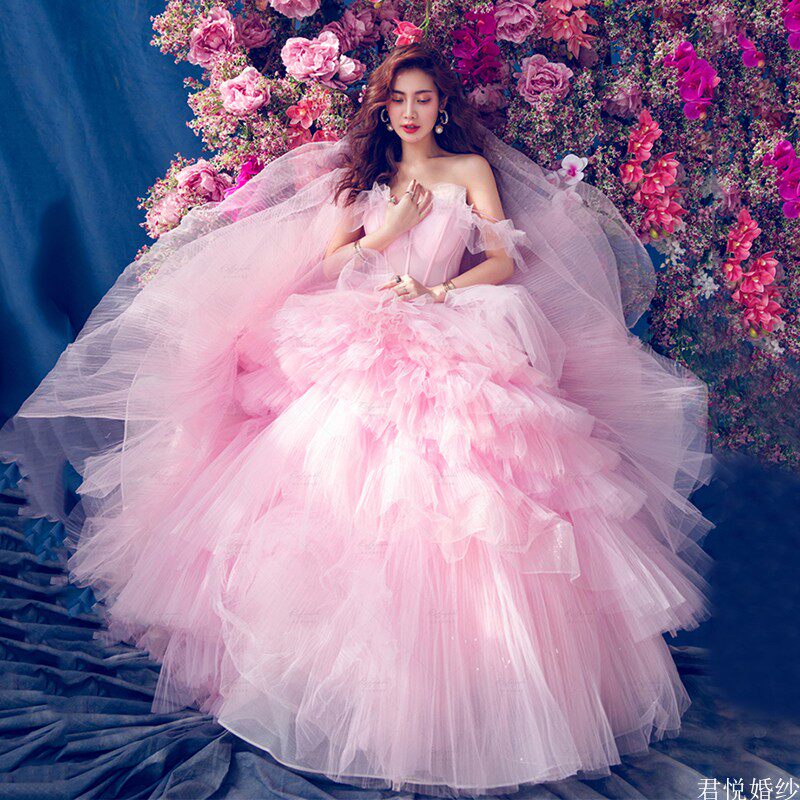 特价婚纱礼服 长拖尾红色_2019款影楼主题服装粉色抹胸长拖尾旅拍婚纱