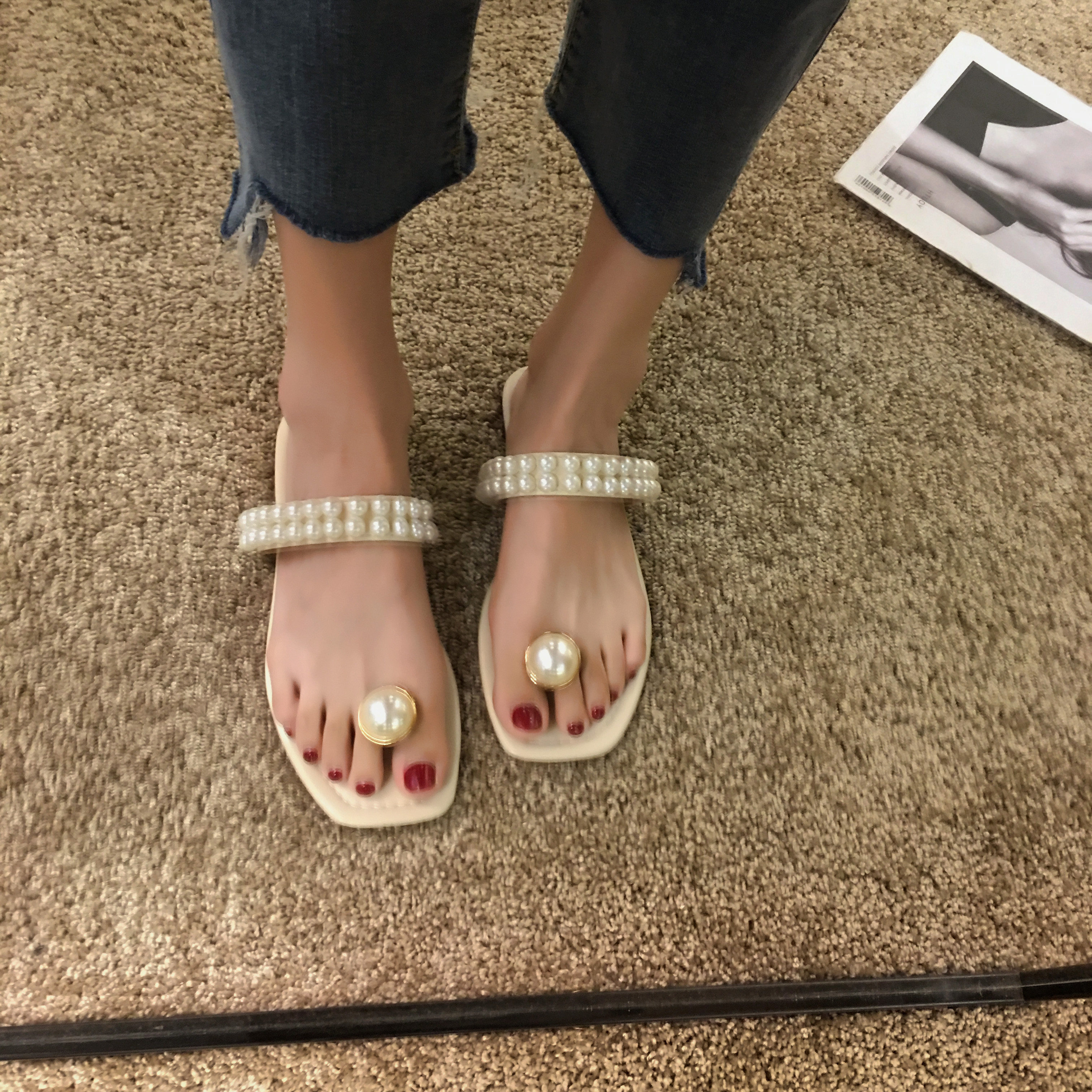 珍珠凉鞋女铆钉个性平底白搭沙滩鞋人字拖中跟凉拖鞋夹趾