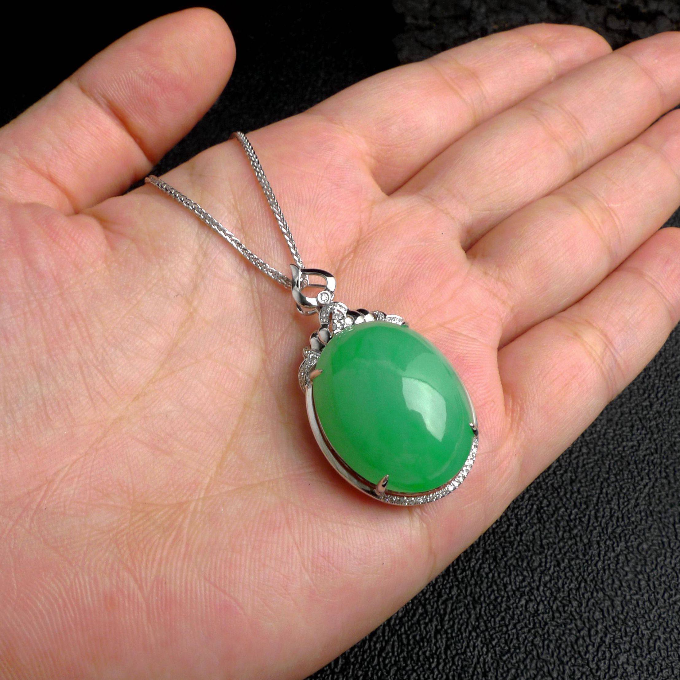 天然a货翡翠 18k白金真钻镶满阳绿饱满大鹅蛋面翡翠吊坠 13.18g