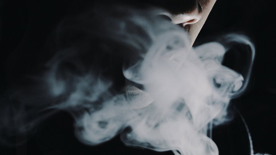 smoke 2.0 pro 口中吐烟笔 口出烟雾 近景 街头魔术道具