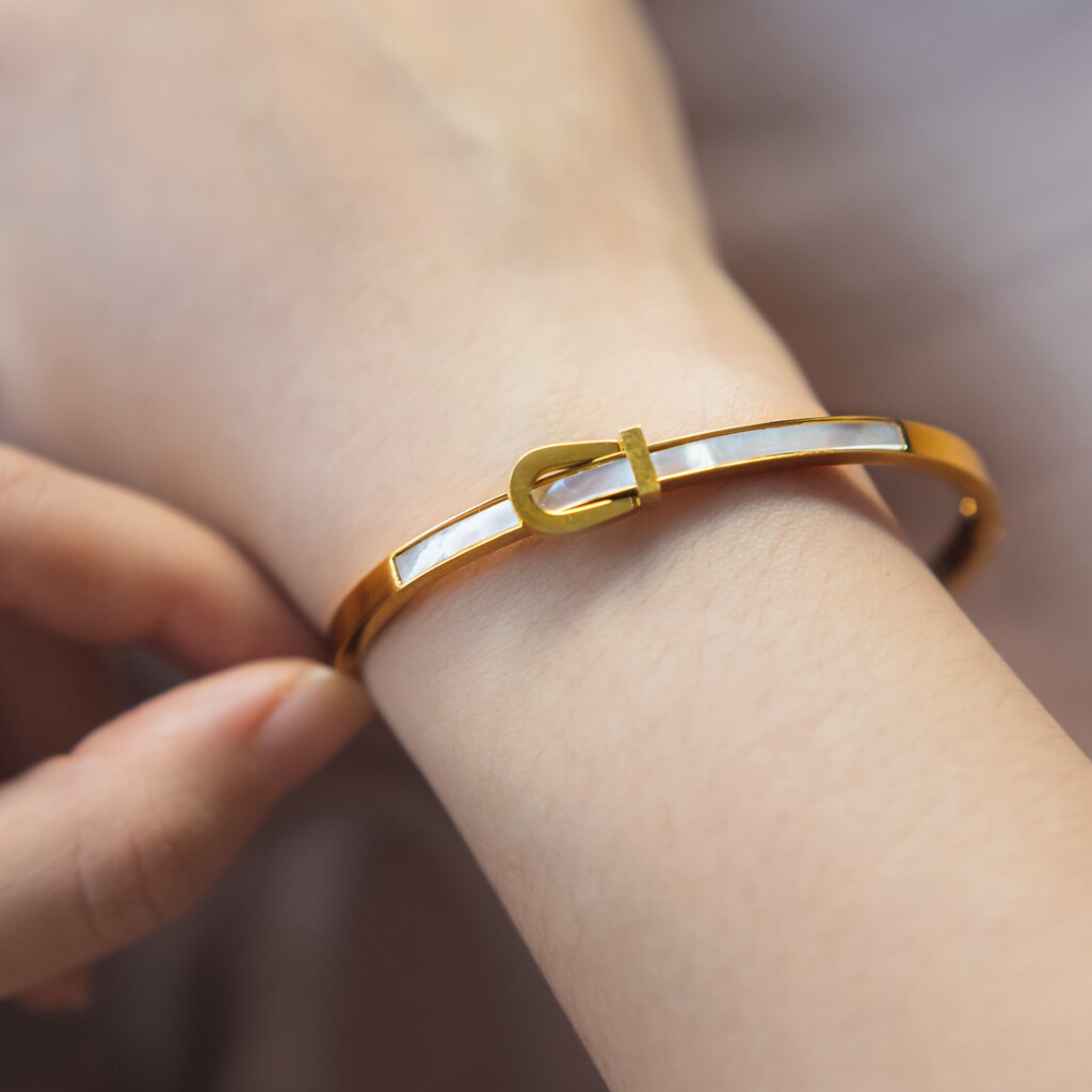 幸运马蹄扣电镀18k真金天然贝母钛钢手镯大牌设计简约时尚风格女