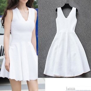 白色V领无袖小白裙2024春夏女明星同款新款修身百褶连衣裙子气质