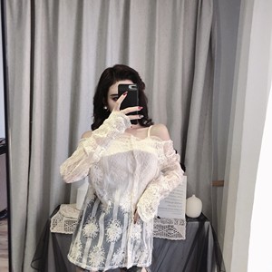 The model actually took a picture of foreign style apricot hollow lace top， women's new cardigan top， two-piece sunscree