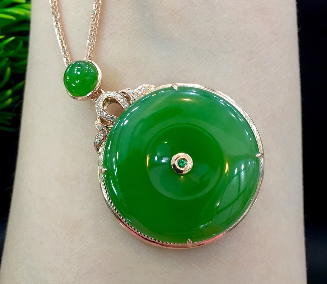 天然和田玉吊坠女 翡翠金镶玉苹果绿碧玉平安扣镶18k金挂件送老婆