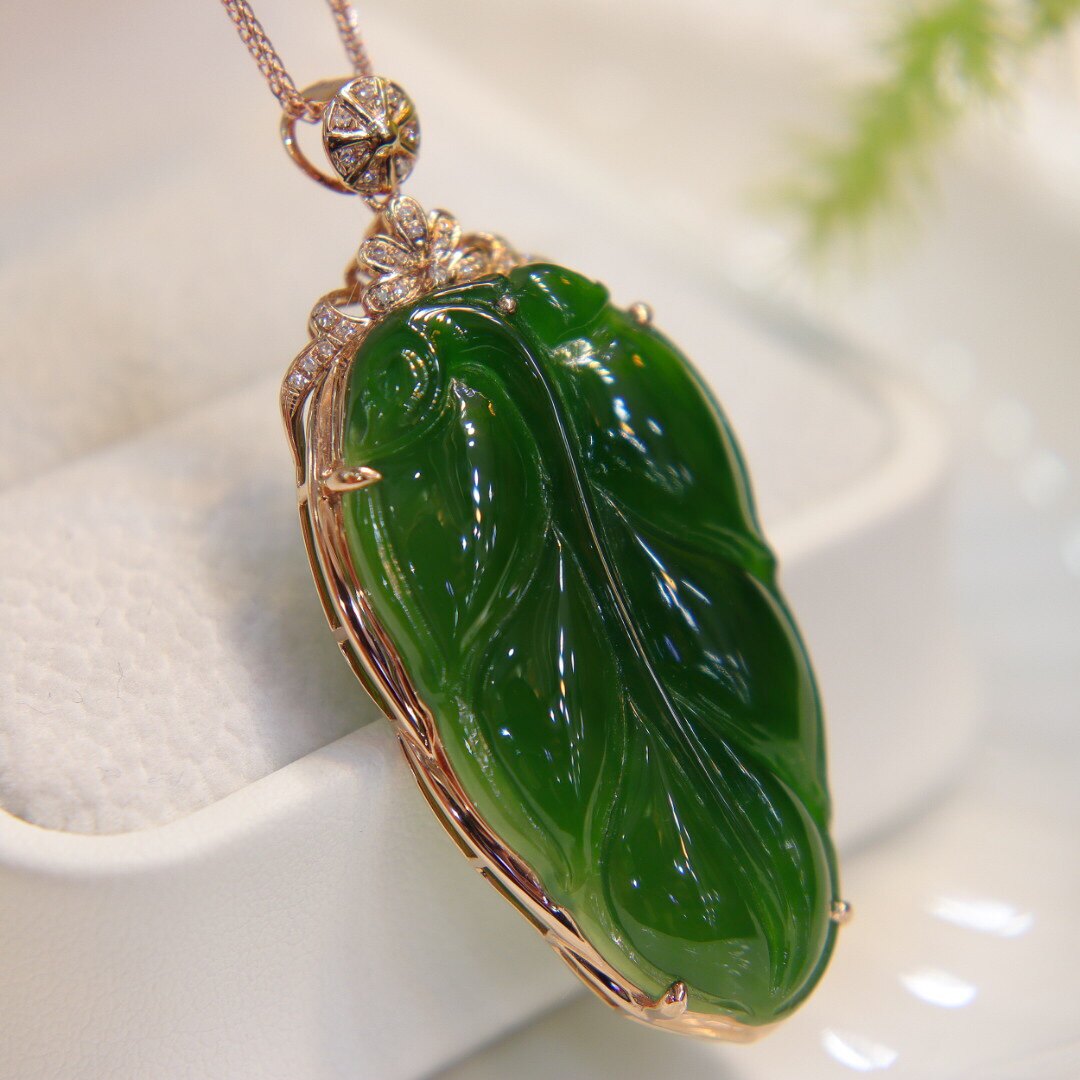时尚潮流和田玉吊坠女 翡翠金镶玉菠菜绿碧玉叶子镶嵌18k金挂件礼