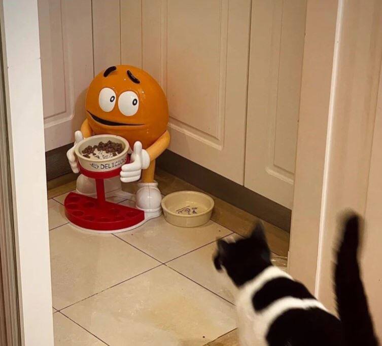 73淘宝新品卡通大型m豆人摆件mm豆网红店铺潮玩公仔礼物玻璃钢雕塑