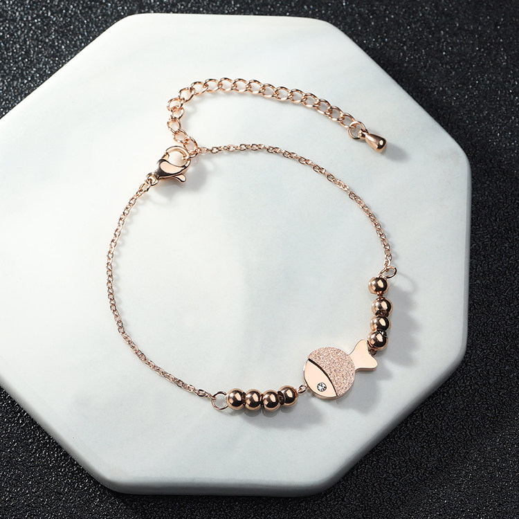 特价手链 韩版 女款 生日礼物_韩版百搭磨砂小鱼手链 双鱼座钛钢镀18k