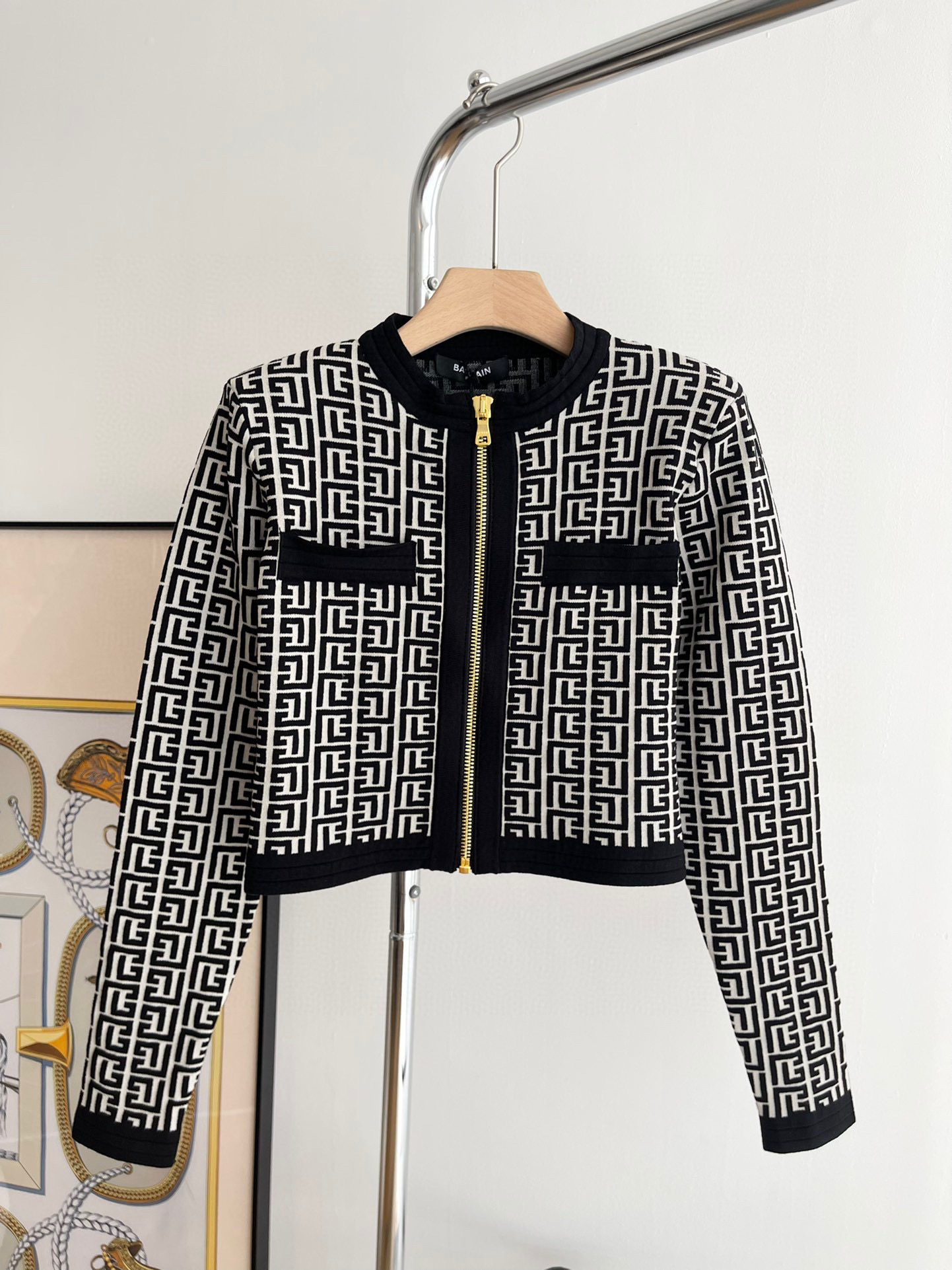 balmain/巴尔曼22fw女士新款羊毛交织字母垫肩撞色老花开衫外套女