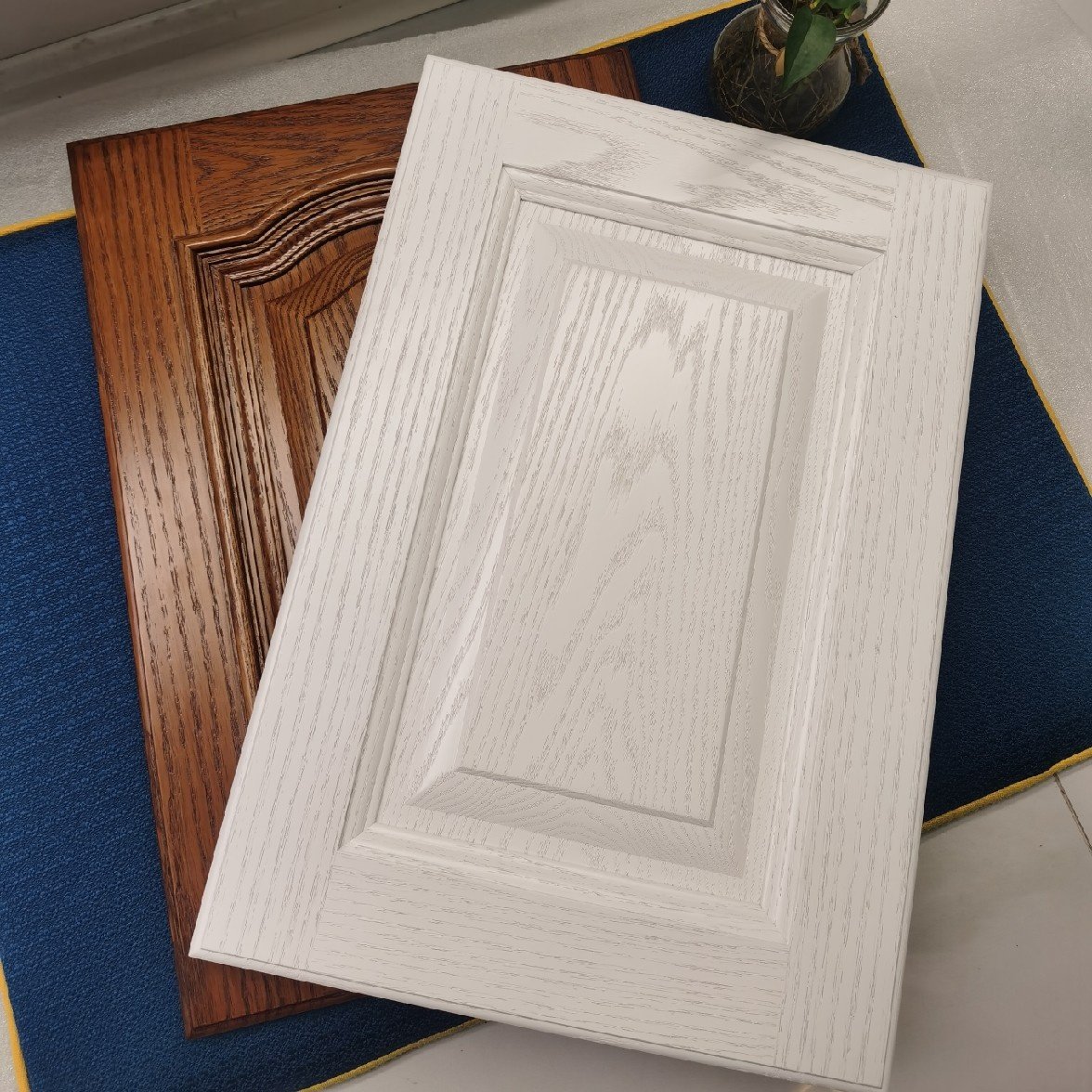 > 红橡木原木门