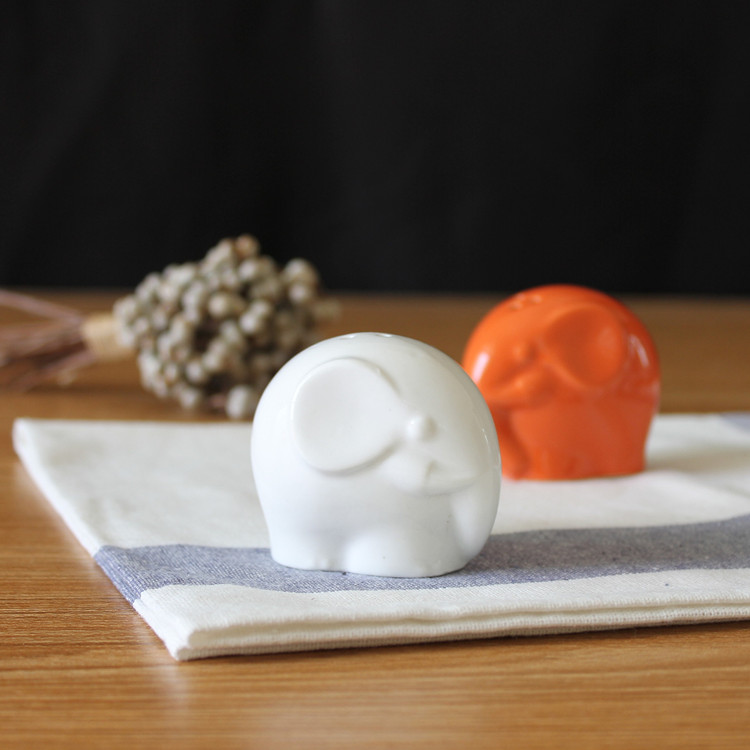 Mini models ceramics Small elephant Seasoning bottles Pepper cans Salt shaker Salt shaker Kitchen Tools Hole Restaurantin the Kitchen/Cooking utensils , Kitchen Gadgets/Kitchen storage , Storage jars/Kitchen storage containers , Seasoning bottles category - from Buy2taobao.com to provide professional Taobao agent buy service