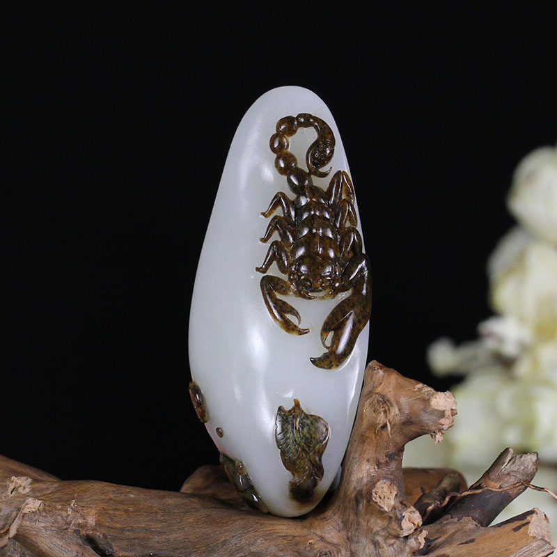 和田玉羊脂玉手把件 蝎子 73.595g
