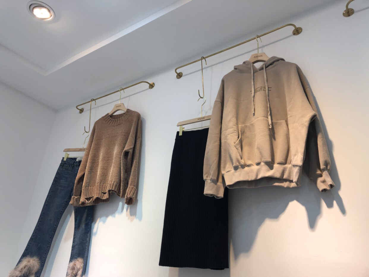 壁挂式_金色服装店展示架上墙壁挂式简约网红u型墙上挂杆挂衣服架子正