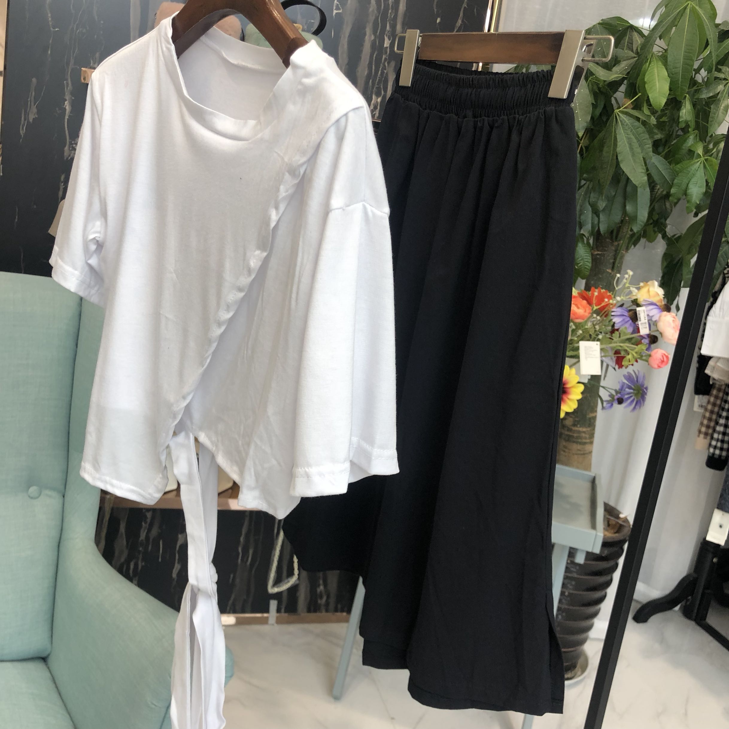 1809黑白套裝在類目 女裝/女士精品, 套裝/學生校服/工作制服, 其它套裝中 - 來自Buy2taobao.com提供專業的淘寶代購服務