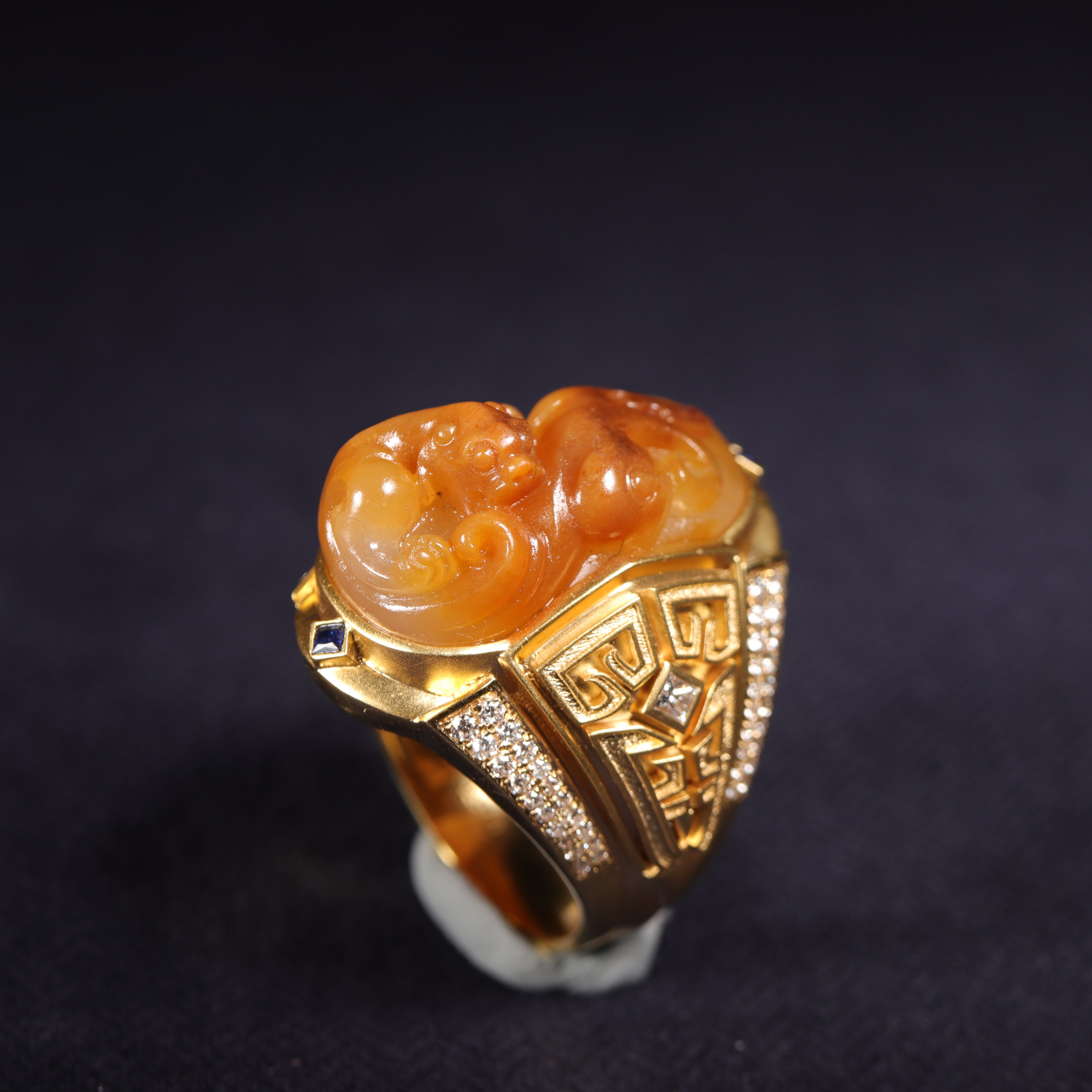 在售新疆和田玉原石红皮白玉籽料螭龙男戒18k金钻石镶嵌 典藏品质