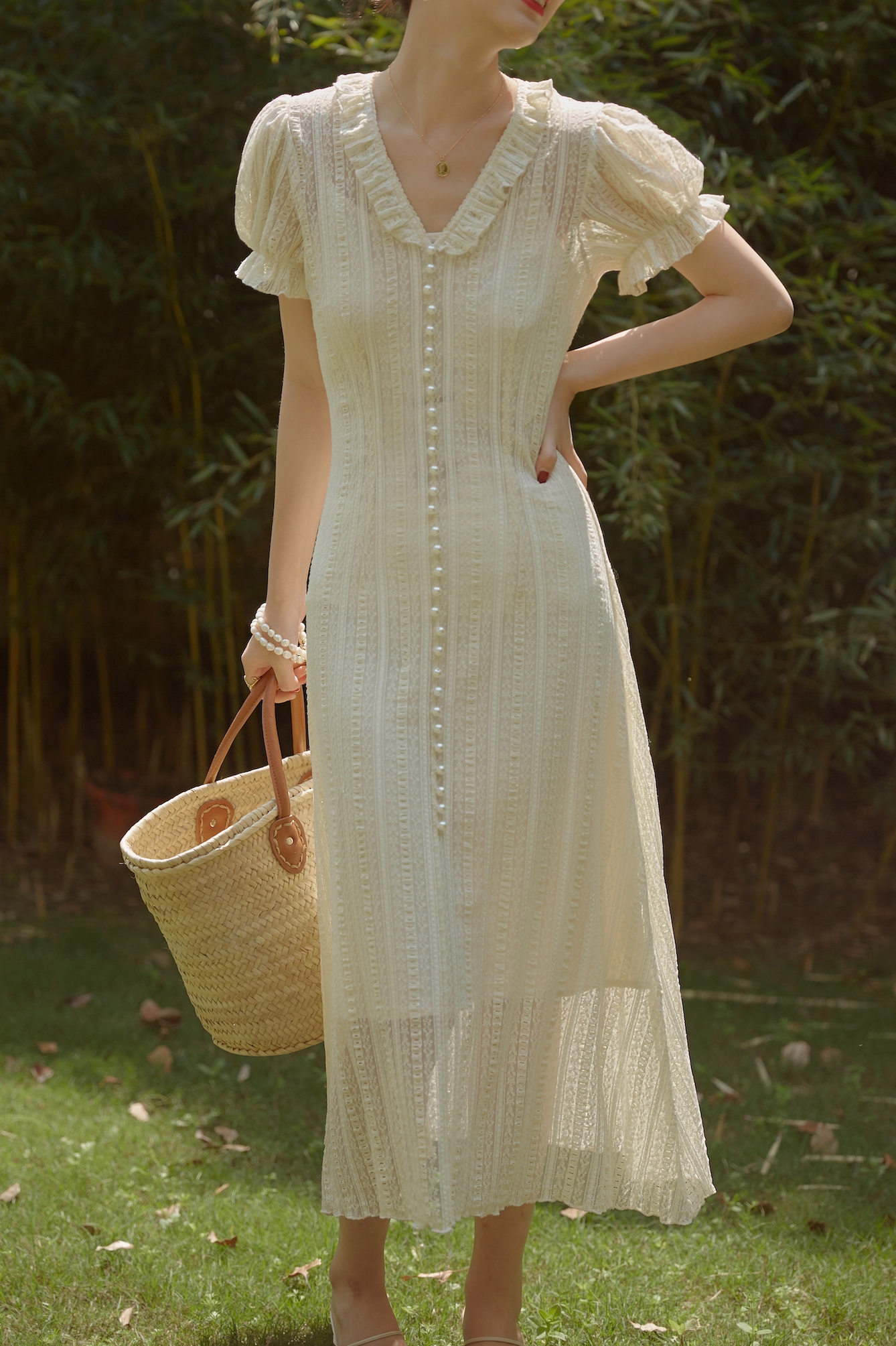 gojo 法式初恋裙超仙v领白色花边蕾丝连衣裙泡泡袖长裙2022年夏款