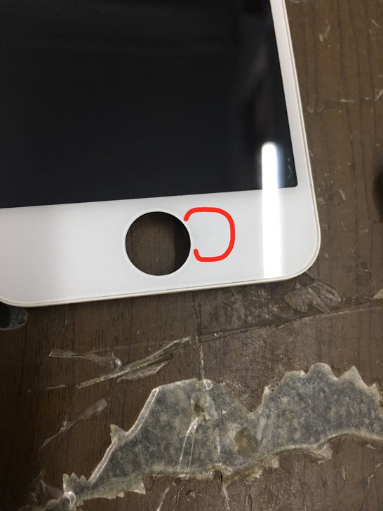 iphone5sse白色总成屏幕由于打错螺丝导致屏