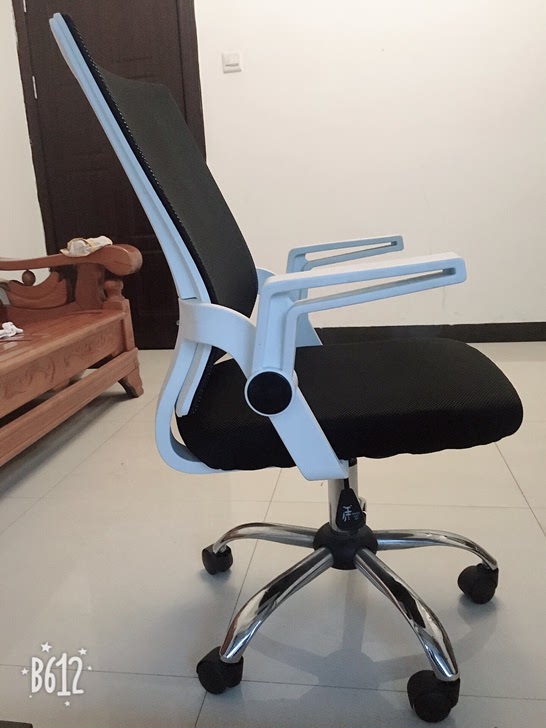 电脑椅书桌椅办公椅9成新椅子，万向轮可转动任意方向。钢制脚