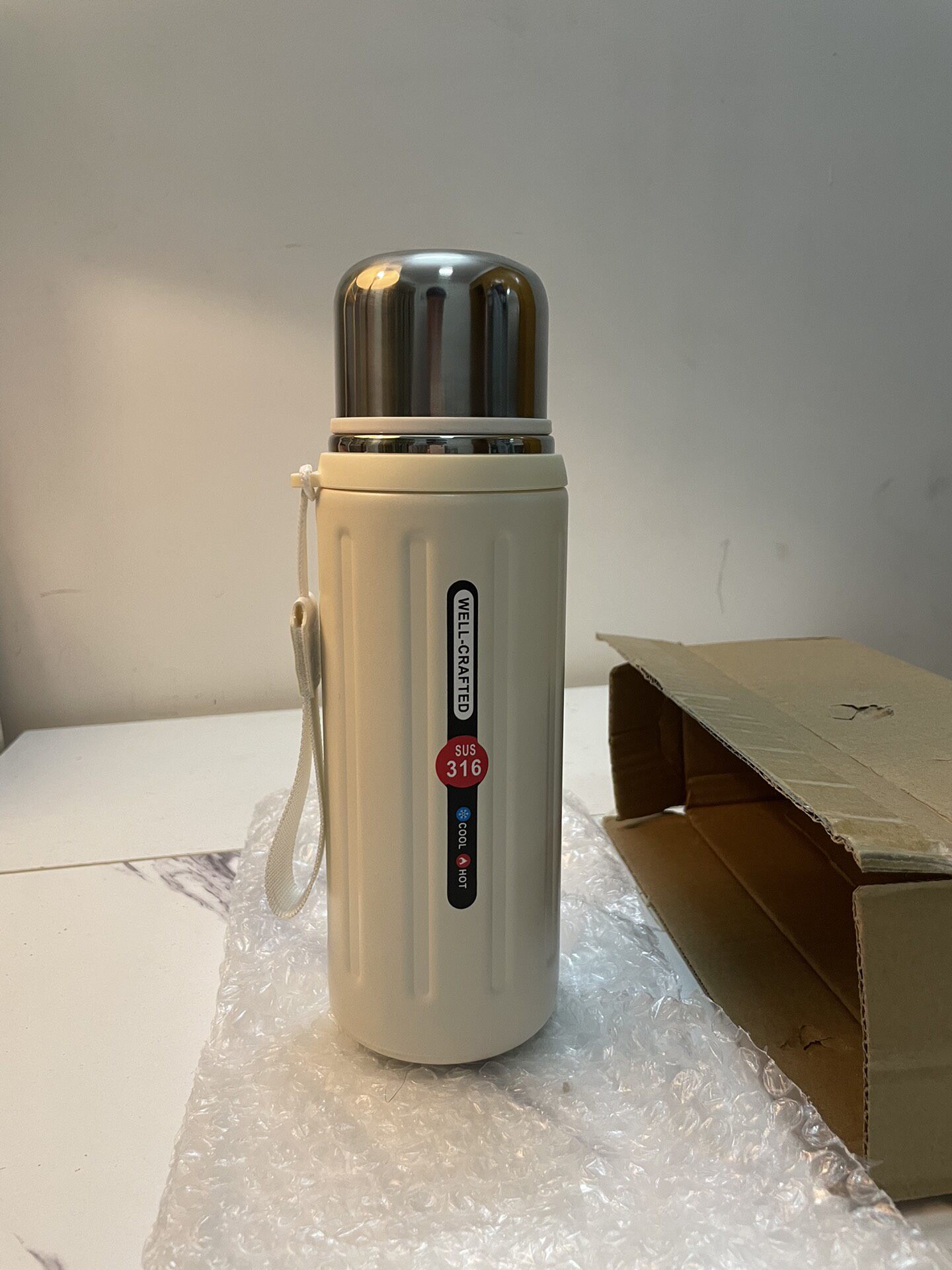 出全新不锈钢保温杯，白色款，600ml大容量。带挂绳设计，出