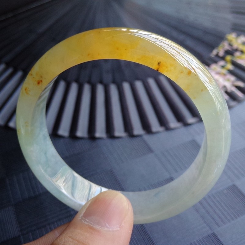 圈口56mm天然缅甸翡翠a货飘黄翡翡翠手镯 54.37g