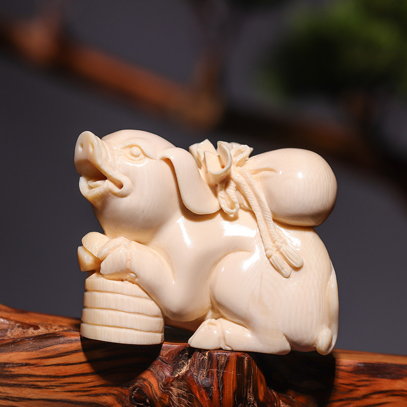 【视频看货】猛犸牙雕 师傅手雕猪小摆件 手把玩件 桌摆件