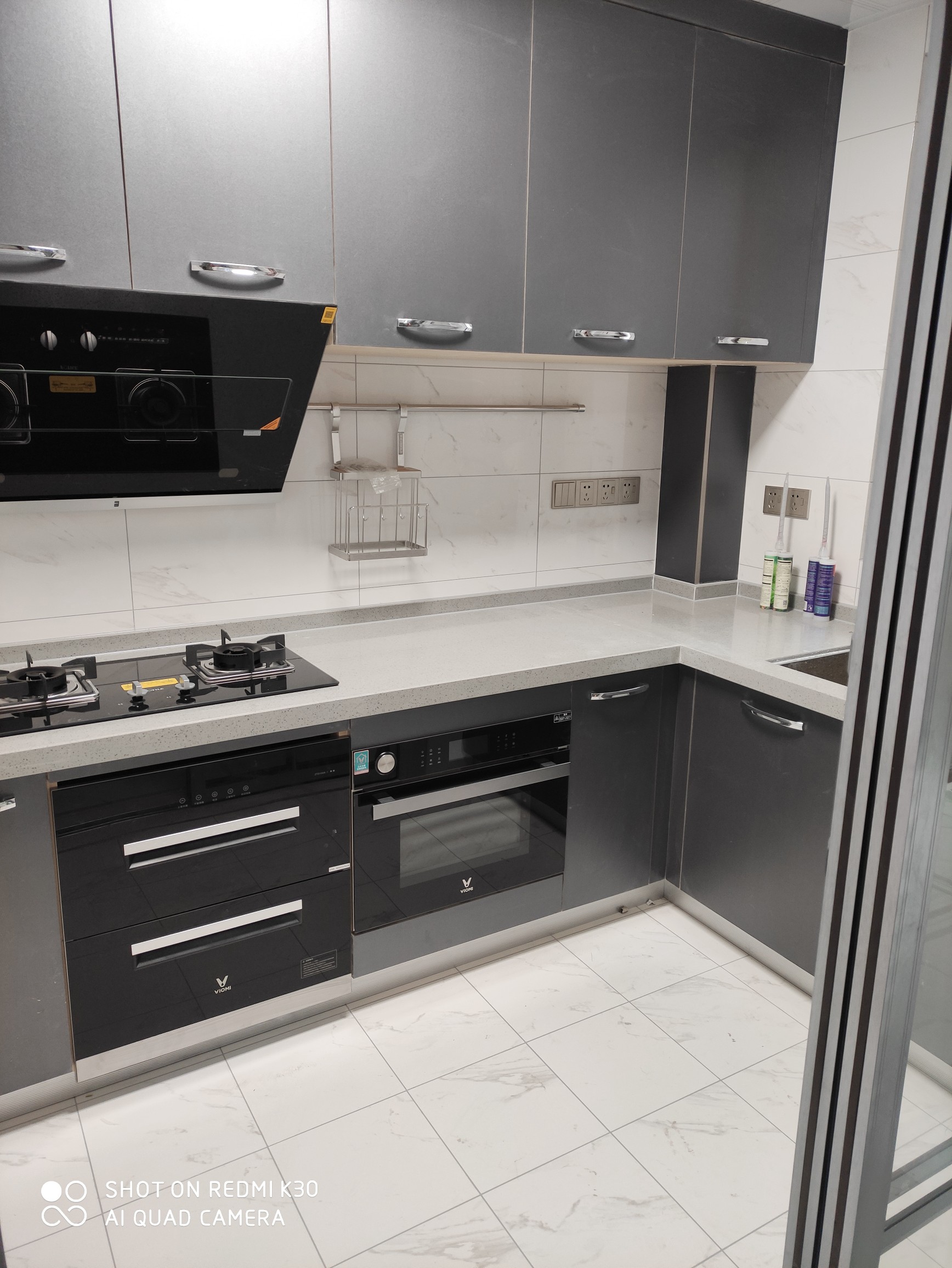 11,(幸福厨房)装修还没搞好,先安装了油烟机,方太的安装人员服务很好