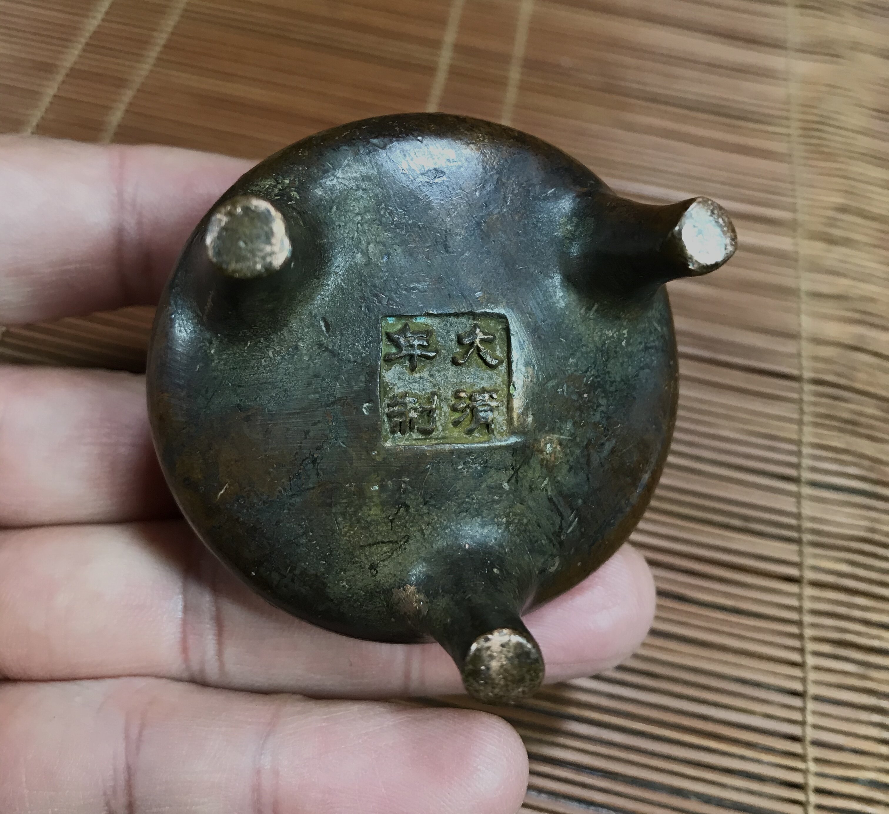 《大清年制》款铜三足香炉 尺寸约5.5cmx5.5cm序号:h3