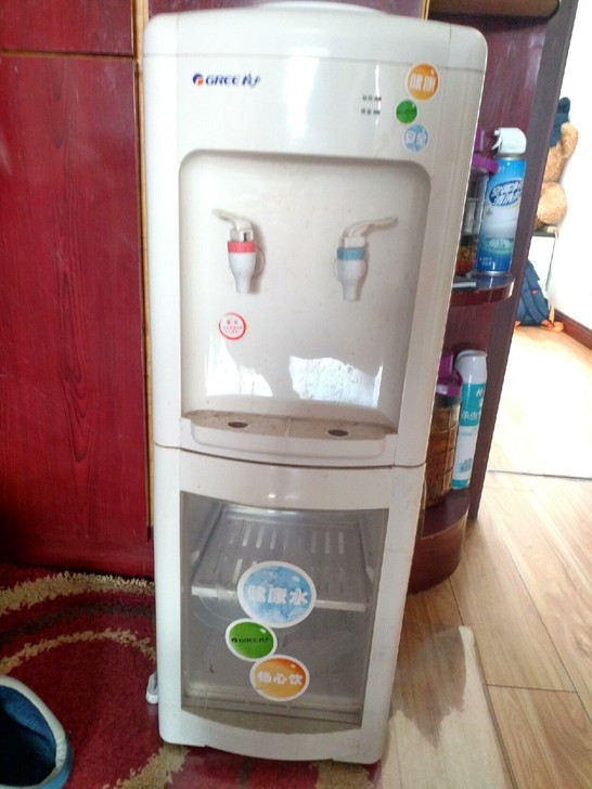 格力立式饮水机，用了两年吧，家里现在用的净水器，这个就闲置了
