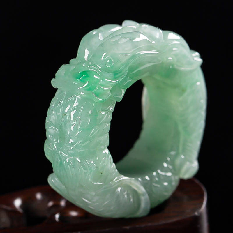 拍卖缅甸天然a货翡翠水润雕龙戒指 31.99g