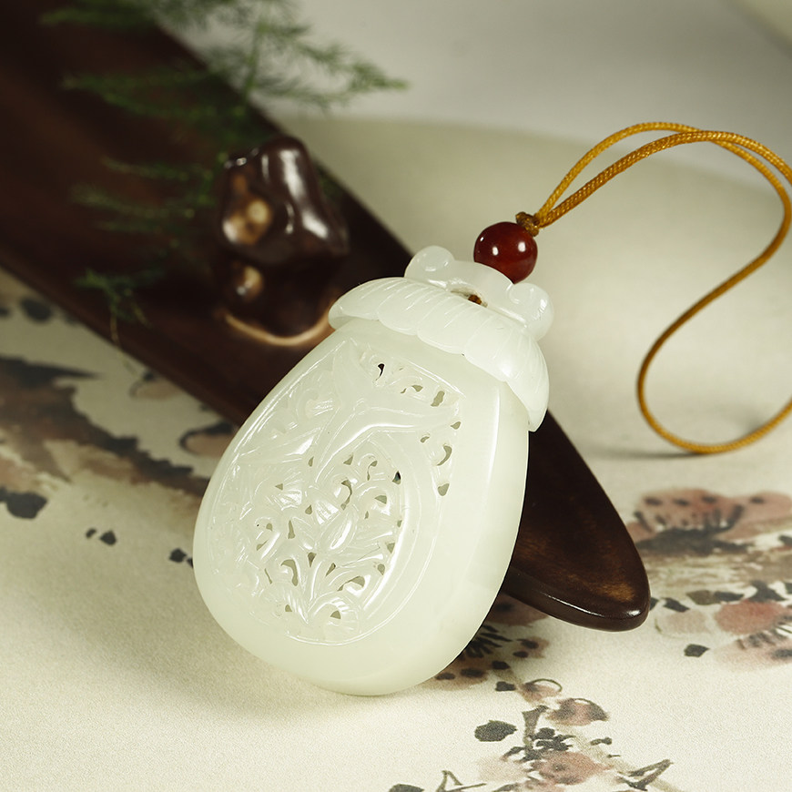 青年玉雕大师莫小龙作品新疆和田白玉镂空香囊福挂件18克类似通款