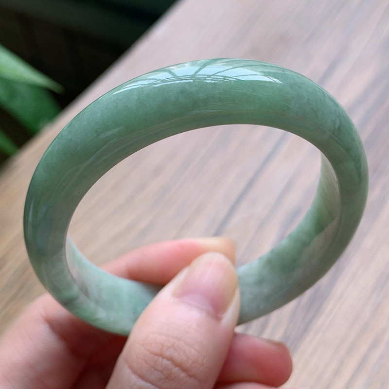 翡翠a货玉手镯正品【拍卖】55.8mm冰润宽边椭圆贵妃手镯37.24g