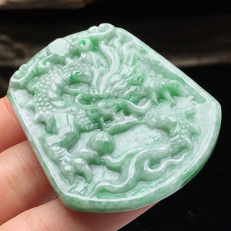 天然a货缅甸翡翠飘绿神龙护主吊坠 28.14g 带证书极速发货闪拍