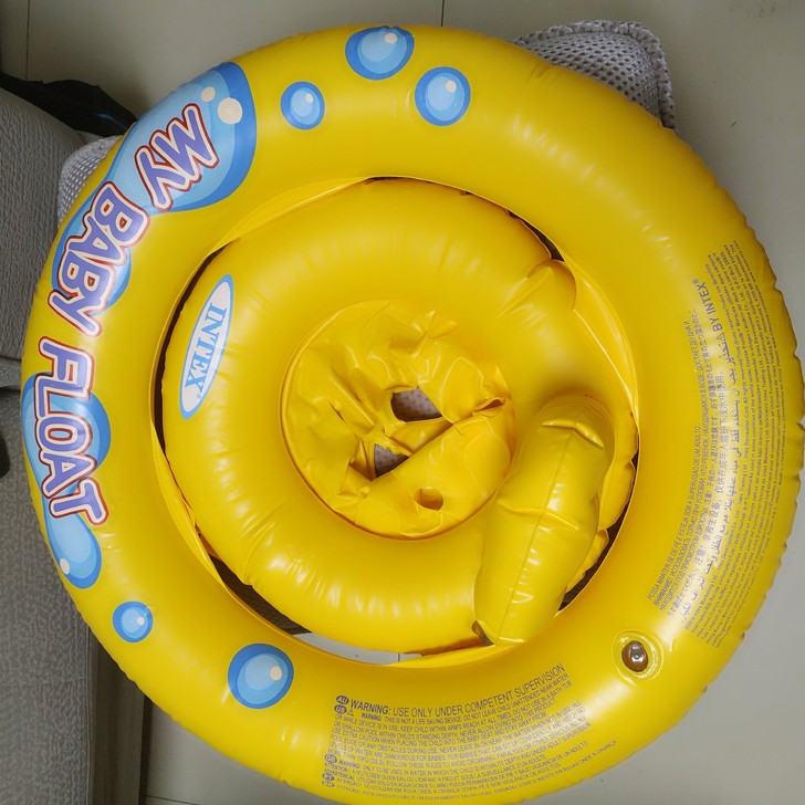 intex游泳圈，适合5-30个月的小baby，比较有安全感