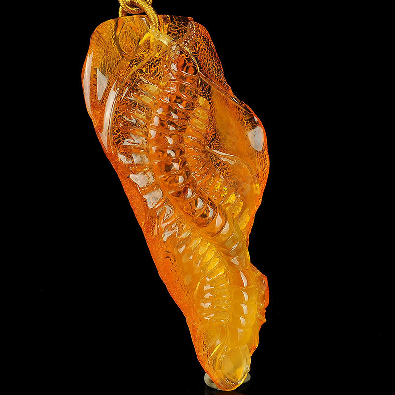17.47克 大颗原矿带皮精雕琥珀蜈蚣挂件【强荧光】