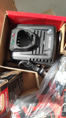 吐槽真的很不错,钻木板轻轻松松就穿透这东西太好用了,大有冲击钻够力