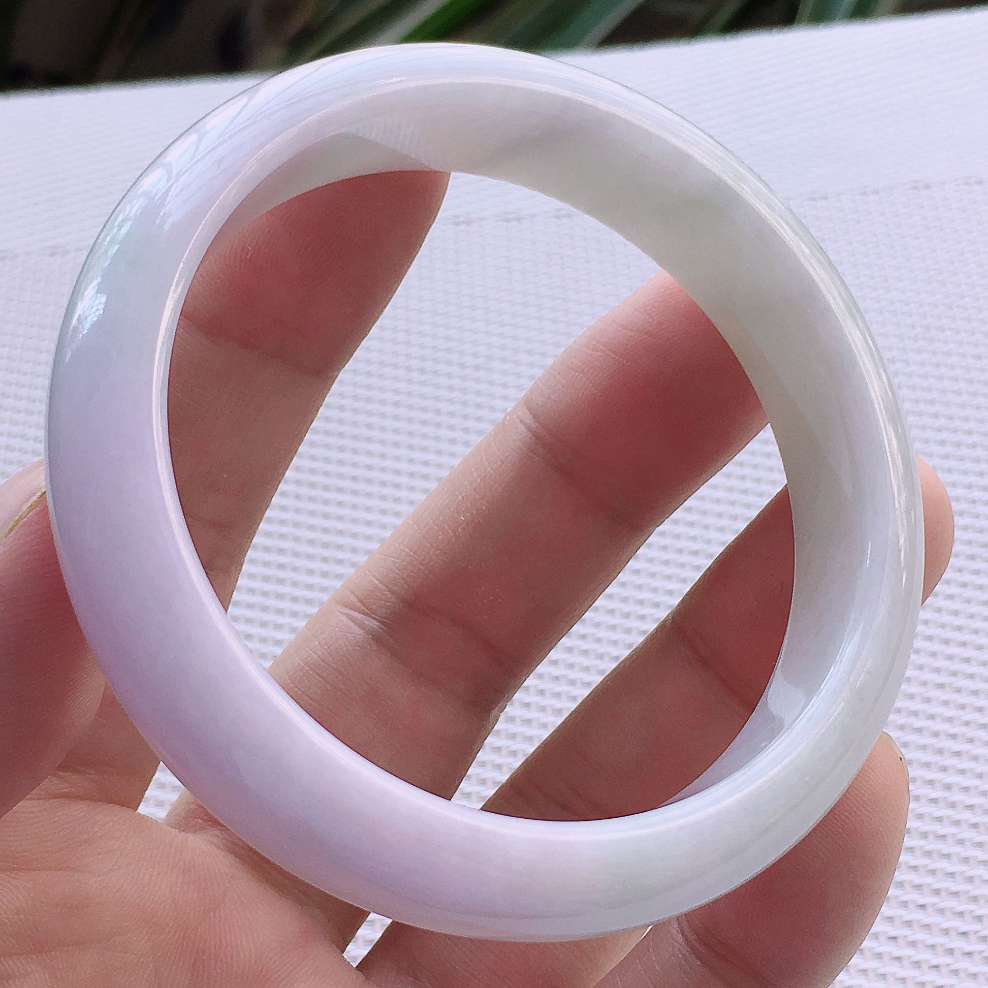 拍卖自然光实拍a货翡翠春带彩圆口玉手镯56.84克 (圈口57.4mm)