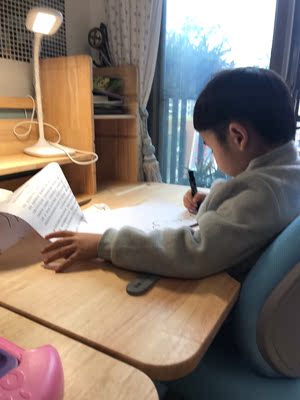 对孩子有什么好处?爱果乐儿童学习桌怎么样?有甲醛味道吗