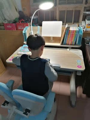 爸妈点评:西昊儿童学习桌写字桌怎么样?学习桌有气味吗?