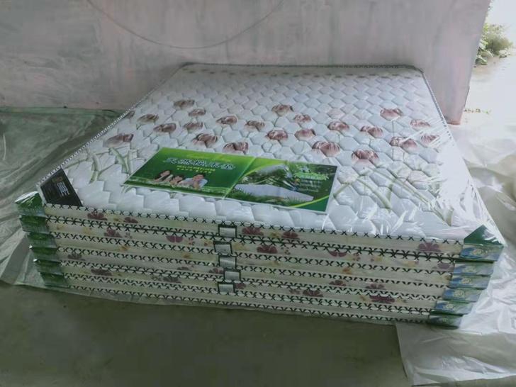 床垫厂搬迁，便宜出售椰棕床垫，弹簧床垫